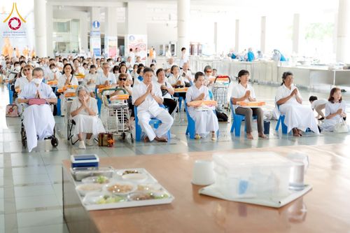 ภาพ No.253569:วันอังคารที่ 7 ตุลาคม พ.ศ.2568 (วันพระ ขึ้น 15 ค่ำ เดือน 11) พิธีบุพเปตพลี ครั้งที่ 171 ร่วมอุทิศบุญแด่หมู่ญาติที่ล่วงลับไปแล้ว และสืบทอดอายุพระพุทธศาสนา ณ หอฉันคุณยายอาจารย์ฯ วัดพระธรรมกาย