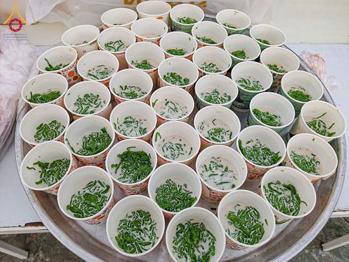 ภาพ No.195640:สาธุชนถวายภัตตาหารเป็นสังฆทาน แด่พระธรรมยาตรา ณ วัดสองพี่น้อง ต.ต้นตาล อ.สองพี่น้อง จ.สุพรรณบุรี ในโครงการธรรมยาตรา กตัญญูบูชา มหาปูชนียาจารย์ พระมงคลเทพมุนี(สด จนฺทสโร) พระผู้ปราบมาร อนุสรณ์สถาน 7 แห่ง ปีที่ 13 วันที่ 15 มกราคม พ.ศ. 2568