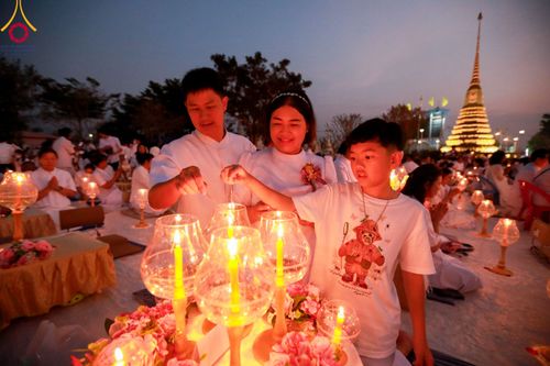 ภาพ No.112049:พิธีจุดประทีปถวายเป็นพุทธบูชา และบูชาธรรมมหาปูชนียาจารย์ พระมงคลเทพมุนี(สด จนฺทสโร) ในโครงการธรรมยาตรา กตัญญูบูชา มหาปูชนียาจารย์ พระมงคลเทพมุนี(สด จนฺทสโร) พระผู้ปราบมาร อนุสรณ์สถาน 7 แห่ง ปีที่ 12 วันที่ 14 มกราคม พ.ศ. 2567 ณ วัดสองพี่น้อง อ.สองพี่น้อง