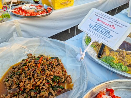 ภาพ No.108489:ถวายภัตตาหารเป็นสังฆทาน แด่คณะพระธรรมยาตราฯ ในโครงการธรรมยาตรากตัญญูบูชา มหาปูชนียาจารย์ พระมงคลเทพมุนี(สด จนฺทสโร) พระผู้ปราบมาร อนุสรณ์สถาน 7 แห่ง ปีที่ 12 วันที่ 7 มกราคม พ.ศ. 2567 ณ อนุสรณ์สถานโลตัสแลนด์ จ.สุพรรณบุรี