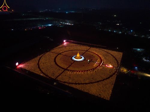 ภาพ No.129641:พิธีจุดประทีป 10,000 ดวง น้อมถวายเป็นพุทธบูชา ณ มหารัตนเจดีย์สิริปทุมสวรรค์ (เจดีย์อริยพุทธะ 5 พระองค์) ศูนย์ปฏิบัติธรรมภาคใต้ อ.บางกล่ำ จ.สงขลา  วันที่ 10 มีนาคม พ.ศ. 2567