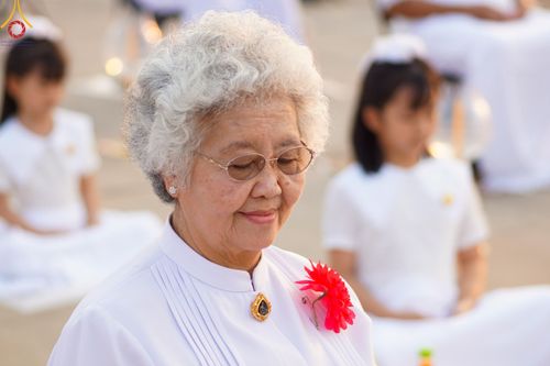 ภาพ No.122010:พิธีจุดประทีปถวายเป็นพุทธบูชา และบูชาธรรมมหาปูชนียาจารย์ พระมงคลเทพมุนี(สด จนฺทสโร) ในโครงการธรรมยาตรา กตัญญูบูชา มหาปูชนียาจารย์ พระมงคลเทพมุนี(สด จนฺทสโร) พระผู้ปราบมาร อนุสรณ์สถาน 7 แห่ง ปีที่ 12 วันที่ 31 มกราคม พ.ศ. 2567 ณ วัดพระธรรมกาย จ.ปทุมธานี