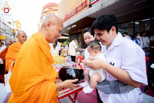 ภาพ No.180325:พิธีทำบุญตักบาตร ข้าวสารอาหารแห้ง แด่คณะสงฆ์ 99 รูป เนื่องในวันพ่อแห่งชาติ ปีที่ 50 ณ ศูนย์การค้าตลาดรังสิต ซ.รังสิต-ปทุมธานี 5 วันที่ 5 ธันวาคม พ.ศ. 2567