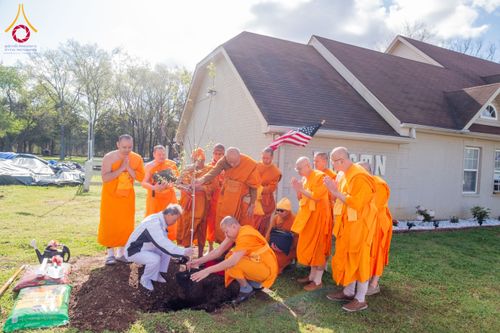 ภาพ No.135506:พิธีเจริญพระพุทธมนต์สมโภช แก้วบรมจักรพรรดิรัตนอนันต์ สถาปนาอาคารปฏิบัติธรรม แก้วธรรมชัยรัตนอนันต์ บูชาธรรมเนื่องในโอกาสอายุวัฒนมงคล 80 ปี หลวงพ่อธัมมชโย (22 เมษายน พ.ศ. 2567) วันพุธที่ 3 เมษายน พ.ศ. 2567 ณ วัดพระธรรมกายเทนเนสซี ประเทศสหรัฐอเมริกา