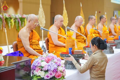 ภาพ No.208989:พระบาทสมเด็จพระเจ้าอยู่หัว ทรงมีพระราชศรัทธาทรงพระกรุณาโปรดเกล้าฯ ให้บำเพ็ญพระราชกุศลถวายภัตตาหารพระราชทาน การสอบบาลีสนามหลวง ณ วัดพระธรรมกาย ย อ.คลองหลวง จ.ปทุมธานี วันที่ 23-24 กุมภาพันธ์ พ.ศ. 2568