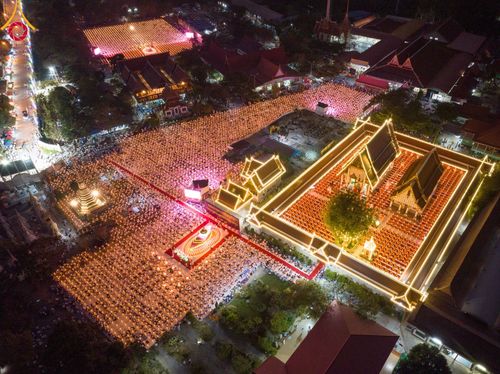ภาพ No.112207:พิธีจุดประทีปถวายเป็นพุทธบูชา และบูชาธรรมมหาปูชนียาจารย์ พระมงคลเทพมุนี(สด จนฺทสโร) ในโครงการธรรมยาตรา กตัญญูบูชา มหาปูชนียาจารย์ พระมงคลเทพมุนี(สด จนฺทสโร) พระผู้ปราบมาร อนุสรณ์สถาน 7 แห่ง ปีที่ 12 วันที่ 14 มกราคม พ.ศ. 2567 ณ วัดสองพี่น้อง อ.สองพี่น้อง