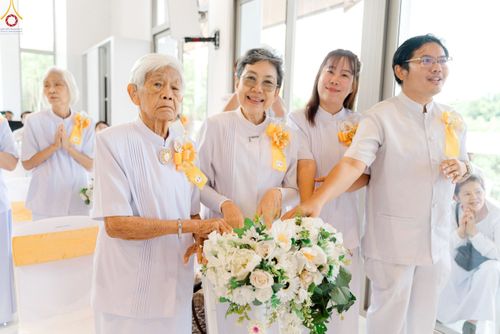 ภาพ No.239429:วันอาทิตย์ที่ 17 สิงหาคม พ.ศ. 2568 พิธีกดปุ่มอัญเชิญรูปเหมือน พระมงคลเทพมุนี (สด จันทสโร)  ณ มหาวิหารแก้วพระมงคลเทพมุนี  ศูนย์ปฏิบัติธรรมแก้วเมืองเลย