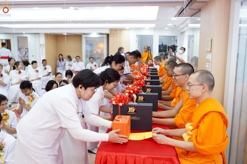 ภาพ No.233718:วันอาทิตย์ที่ 6 กรกฎาคม พ.ศ.2568 พิธีสมโภช 15 ปี วัดพระธรรมกายเกาลูน และพิธีมุทิตาสักการะเปรียญธรรม 9 ประโยค ณ วัดพระธรรมกายเกาลูน เขตปกครองพิเศษฮ่องกง สาธารณรัฐประชาชนจีน