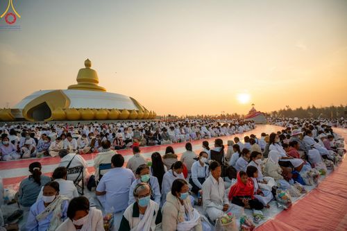 ภาพ No.201063:พิธีตักบาตรพระธรรมยาตรา ณ อนุสรณ์สถานลำดับที่ 5 สถานที่เผยแผ่วิชชาธรรมกายครั้งแรก อนุสรณ์สถานบางปลา วัดบางปลา อำเภอบางเลน จังหวัดนครปฐม ในโครงการธรรมยาตรา กตัญญูบูชา มหาปูชนียาจารย์ พระมงคลเทพมุนี(สด จนฺทสโร) พระผู้ปราบมาร อนุสรณ์สถาน 7 แห่ง ปีที่ 13