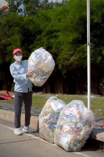 ภาพ No.220501:วันที่ 23-25 เมษายน พ.ศ. 2568 เจ้าหน้าที่และสาธุชนช่วยกัน รับบุญเก็บงานวันคุ้มครองโลก ณ วัดพระธรรมกาย