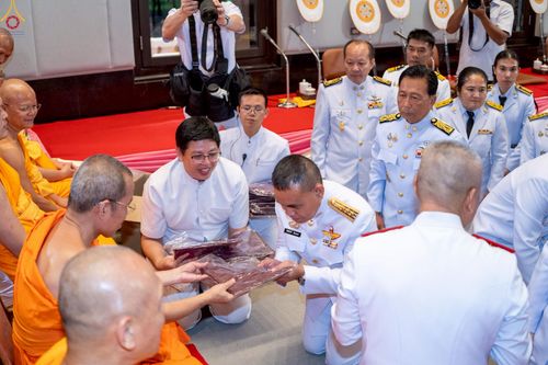 ภาพ No.230973:วันอังคารที่ 1 กรกฎาคม พ.ศ. 2568 ผู้ว่าราชการจังหวัดปทุมธานี เป็นประธานพิธีต้อนรับ สัญญาบัตร พัดยศ พระครูสัญญาบัตรสายต่างประเทศ วัดพระธรรมกาย ประจำปี พ.ศ. 2568 จำนวน 19 รูป