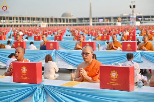 ภาพ No.219615:วันอังคารที่ 22 เมษายน พ.ศ. 2568 พิธีถวายมหาสังฆทานคณะสงฆ์ 40,000 กว่าวัดทั่วประเทศ เนื่องในวันคุ้มครองโลก ณ วัดพระธรรมกาย จ.ปทุมธานี