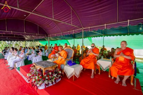 ภาพ No.255507:วันที่ 13 ตุลาคม พ.ศ. 2568 พิธีบรรจุพระบรมสารีริกธาตุ ผูกผ้า 7 สี เพื่อความเป็นสิริมงคล  และ ยกช่อฟ้า ประดิษฐานบนหลังคาอุโบสถวัดทุ่งเจริญธรรม ถวายบูชาธรรม 81 ปี หลวงพ่อธัมมชโย โดยคณะศิษยานุศิษย์ ณ วัดทุ่งเจริญธรรม อ.อมก๋อย จ.เชียงใหม่