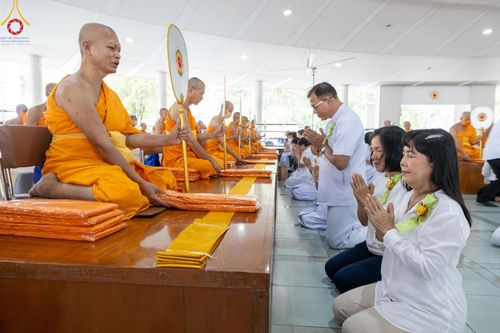 ภาพ No.122904:พิธีสวดพระพุทธมนต์ พิธีทอดผ้าบังสุกุล และพิธีถวายภัตตาหาร เป็นสังฆทานแด่พระภิกษุ สามเณร เนื่องในวันมหาปูชนียาจารย์ วันเสาร์ที่ 3 กุมภาพันธ์ พ.ศ. 2567 ณ หอฉันคุณยายอาจารย์ฯ วัดพระธรรมกาย