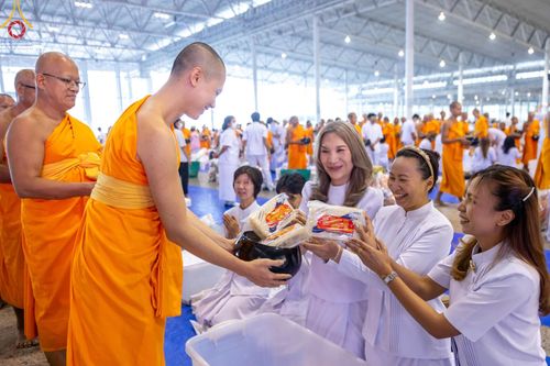 ภาพ No.205891:พิธีตักบาตร และ พิธีบูชาข้าวพระ ในวันอาทิตย์ต้นเดือน 2 กุมภาพันธ์ พ.ศ. 2568 ณ สภาธรรมกายสากล วัดพระธรรมกาย