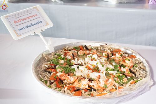 ภาพ No.190501:สาธุชนถวายภัตตาหารเป็นสังฆทาน แด่พระธรรมยาตรา ณ อนุสรณ์สถานมหาวิหารพระมงคลเทพมุนี (โลตัสแลนด์) อ.สองพี่น้อง จ.สุพรรณบุรี ในโครงการธรรมยาตรา กตัญญูบูชา มหาปูชนียาจารย์ พระมงคลเทพมุนี(สด จนฺทสโร) พระผู้ปราบมาร แห่ง ปีที่ 13 วันที่ 7 มกราคม พ.ศ.2568