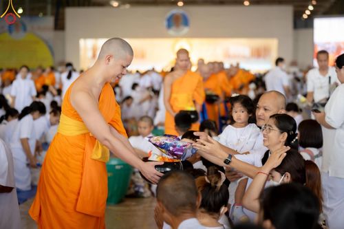 ภาพ No.137203:พิธีตักบาตร และปฏิบัติธรรม ในวันวิสาขบูชา วันพุธที่ 22 พฤษภาคม พ.ศ. 2567 ( วันพระขึ้น15 ค่ำ เดือน 6 ) ณ วัดพระธรรมกาย จ.ปทุมธานี