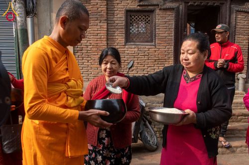 ภาพ No.132573:สามเณรเนปาล บิณฑบาต ย่านทาเมล เมืองกาฐมาณฑุ และเมืองปาฏัน ในโครงการบรรพชา 1,250 รูป ประเทศเนปาล วันที่ 20 มีนาคม พ.ศ. 2567