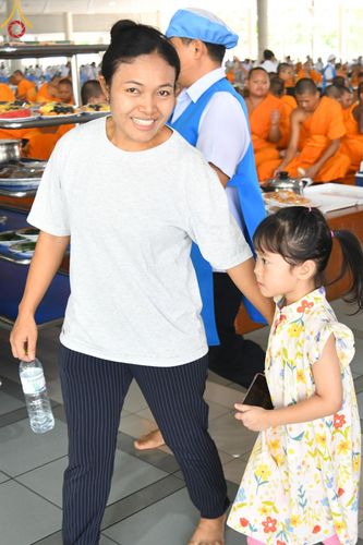 ภาพ No.165815:พิธีถวายภัตตาหารเมนูสวรรค์ วันที่ 26 ตุลาคม พ.ศ. 2567 ณ หอฉันคุณยายอาจารย์ฯ วัดพระธรรมกาย