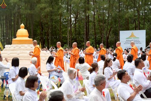 ภาพ No.238382:วันเสาร์ที่ 9 สิงหาคม พ.ศ. 2568 พิธีกลั่นแผ่นดิน โปรยทราย และจุดประทีปถวายเป็นพุทธบูชา จ.ระยอง สถาปนาองค์พระเจดีย์เพื่อสร้างสันติภาพโลก ณ ศูนย์ปฏิบัติธรรมระยอง(บ้านช่องลม) ต.บางบุตร อ.บ้านค่าย จ.ระยอง