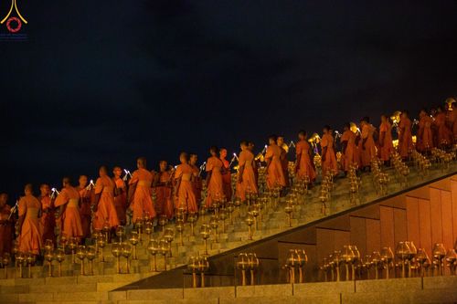 ภาพ No.160711:พิธีจุดประทีป 20,000 ดวง บูชาพระมหาธรรมกายเจดีย์ และบูชาพระมงคลเทพมุนี (สด จนฺทสโร) พระผู้ปราบมาร ณ ลานธรรม พระมหาธรรมกายเจดีย์ วัดพระธรรมกาย จ.ปทุมธานี วันที่ 10 ตุลาคม พ.ศ. 2567
