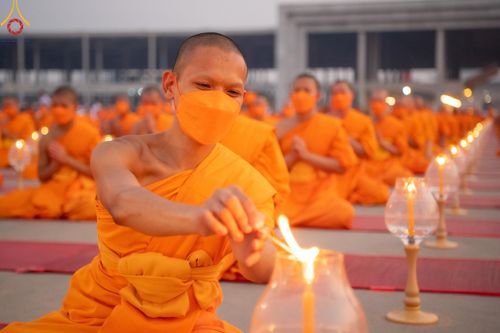 ภาพ No.122103:พิธีจุดประทีปถวายเป็นพุทธบูชา และบูชาธรรมมหาปูชนียาจารย์ พระมงคลเทพมุนี(สด จนฺทสโร) ในโครงการธรรมยาตรา กตัญญูบูชา มหาปูชนียาจารย์ พระมงคลเทพมุนี(สด จนฺทสโร) พระผู้ปราบมาร อนุสรณ์สถาน 7 แห่ง ปีที่ 12 วันที่ 31 มกราคม พ.ศ. 2567 ณ วัดพระธรรมกาย จ.ปทุมธานี