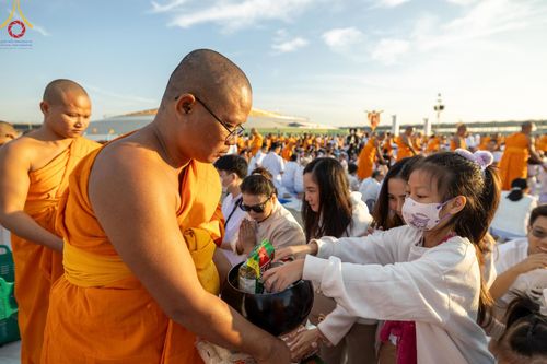 ภาพ No.187864:พิธีตักบาตรฉลองพระใหม่ ต้อนรับพุทธศักราช 2568 ณ ลานธรรมพระมหาธรรมกายเจดีย์ วัดพระธรรมกาย จ.ปทุมธานี วันที่ 1 มกราคม พ.ศ. 2568