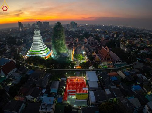 ภาพ No.201699:พิธีจุดประทีปถวายเป็นพุทธบูชา และบูชาธรรมมหาปูชนียาจารย์ ณ อาคารธรรมยาตรา กตัญญูบูชามหาปูชนียาจารย์ ตรงข้ามวัดปากน้ำภาษีเจริญ จ.กรุงเทพมหานคร ในโครงการธรรมยาตรา กตัญญูบูชา มหาปูชนียาจารย์ พระมงคลเทพมุนี(สด จนฺทสโร) พระผู้ปราบมาร อนุสรณ์สถาน 7 แห่ง