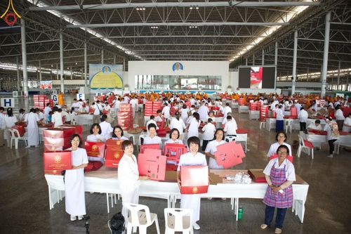 ภาพ No.211003:วันที่ 15 มีนาคม พ.ศ. 2568  บุญบรรจุกล่องไทยธรรม เพื่อถวายแด่พระสังฆาธิการ 40,000 กว่าวัดทั่วไทย ในวันคุ้มครองโลก 22 เมษายน พ.ศ. 2568