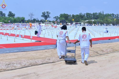 ภาพ No.130133:V.34 เพื่อธรรมเพื่อบางกล่ำ การรับบุญของเจ้าหน้าที่หน่วยงานต่างๆ  เพื่องานธรรมยาตราอัญเชิญพระบรมสารีริกธาตุ ประดิษฐาน ณ มหารัตนเจดีย์สิริปทุมสวรรค์ (เจดีย์อริยพุทธะ 5 พระองค์) ณ ศูนย์ปฏิบัติธรรมภาคใต้ อ.บางกล่ำ จ.สงขลา ระหว่างวันที่ 9-10 มีนาคม พ.ศ. 2567