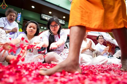 ภาพ No.128326:พิธีอัญเชิญพระบรมสารีริกธาตุ " ใจกลางเมืองนครหาดใหญ่ " เพื่อประดิษฐาน ณ มหารัตนเจดีย์สิริปทุมสวรรค์ (เจดีย์อริยพุทธะ 5 พระองค์) ศูนย์ปฏิบัติธรรมภาคใต้ อ.บางกล่ำ จ.สงขลา  วันที่ 9 มีนาคม พ.ศ.2567 (ชุดที่ 1)