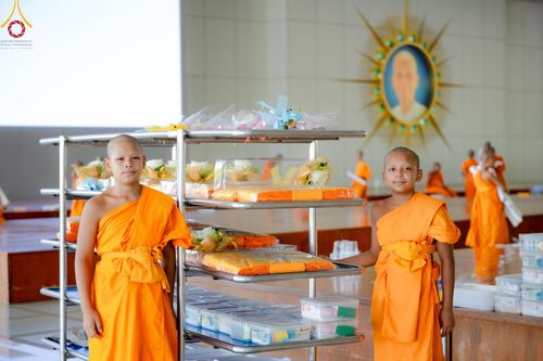 ภาพ No.143310:พิธีถวายภัตตาหารเพื่อเป็นกำลังแห่งการเข้าถึงธรรม ของพระภิกษุสามเณร วัดพระธรรมกาย วันเสาร์ที่ 6 กรกฏาคม พ.ศ. 2567 ณ หอฉันคุณยายอาจารย์ วัดพระธรรมกาย จ.ปทุมธานี