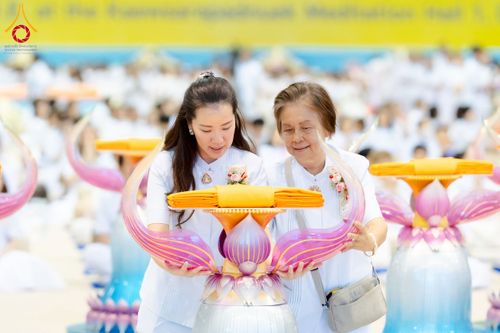 ภาพ No.215518:วันอาทิตย์ต้นเดือนที่ 6 เมษายน พ.ศ. 2568 ขบวนอัญเชิญผ้าป่าสมทบ มหาสังฆทาน 40,000 กว่าวัดทั่วประเทศ ณ สภาธรรมกายสากล วัดพระธรรมกาย