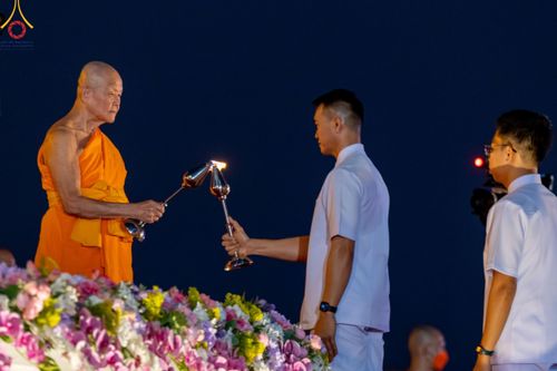 ภาพ No.124885:พิธีเวียนประทักษิณและจุดมาฆประทีป ในวันมาฆบูชา เสาร์ที่ 24 กุมภาพันธ์ พ.ศ. 2567 ณ พระมหาธรรมกายเจดีย์ วัดพระธรรมกาย