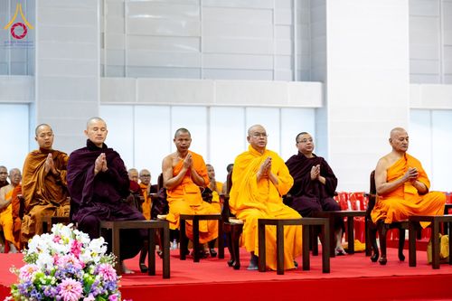 ภาพ No.185381:พิธีถวายมหาสังฆทาน 1,000 วัด ในวาระอายุวัฒนมงคล 84 ปี หลวงพ่อทัตตชีโว วันอาทิตย์ที่ 22 ธันวาคม พ.ศ. 2567 ณ สภาธรรมกายสากล วัดพระธรรมกาย