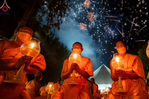 ภาพ No.107246:พิธีจุดประทีปถวายเป็นพุทธบูชา และบูชาธรรมมหาปูชนียาจารย์ ในโครงการธรรมยาตรากตัญญูบูชา มหาปูชนียาจารย์ พระมงคลเทพมุนี(สด จนฺทสโร) พระผู้ปราบมาร  อนุสรณ์สถาน 7 แห่ง ปีที่ 12  วันที่ 6 มกราคม พ.ศ. 2567 ณ อนุสรณ์สถานมหาวิหารพระมงคลเทพมุนี อ.สองพี่น้อง จ.สุพร
