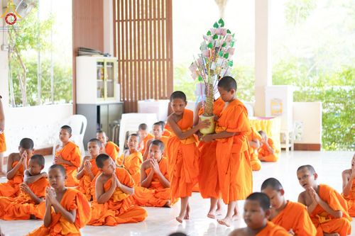 ภาพ No.61199:สามเณรออกบิณฑบาต และกิจกรรมอบรมสามเณร ในโครงการบรรพชาสามเณรฟื้นฟู พระพุทธศาสนาทั่วไทย ณ ศูนย์อบรมที่พักสงฆ์บ้านร่มเย็น จ.นราธิวาส วันที่ 2-15 เมษายน พ.ศ. 2567