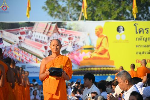 ภาพ No.197767:พิธีตักบาตรพระธรรมยาตรา ณ อนุสรณ์สถานลำดับที่ 4 สถานที่เกิดด้วยกายธรรม วัดโบสถ์(บน) ต.บางคูเวียง จ.นนทบุรี ในโครงการธรรมยาตรา กตัญญูบูชา มหาปูชนียาจารย์ พระมงคลเทพมุนี(สด จนฺทสโร) พระผู้ปราบมาร อนุสรณ์สถาน 7 แห่ง ปีที่ 13 วันที่ 19 มกราคม พ.ศ. 2568