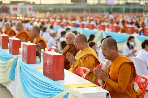 ภาพ No.221689:วันอังคารที่ 22 เมษายน พ.ศ. 2568 ภาพพิธีถวายมหาสังฆทานคณะสงฆ์ 40,000 กว่าวัดทั่วประเทศ เนื่องในวันคุ้มครองโลก ชุดที่ 2 (ปลื้มให้สมการรอคอย) ณ ลานธรรมพระมหาธรรมกายเจดีย์ วัดพระธรรมกาย