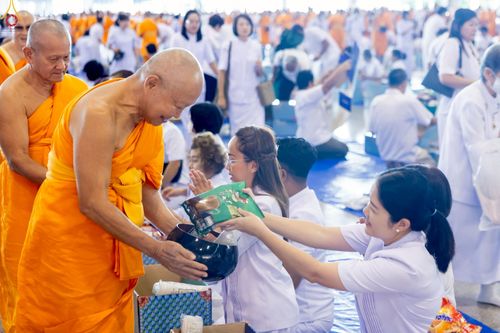 ภาพ No.240527:วันพุธที่ 27 สิงหาคม พ.ศ. 2568 พิธีตักบาตร ในวันธรรมชัย ณ วัดพระธรรมกาย จ.ปทุมธานี