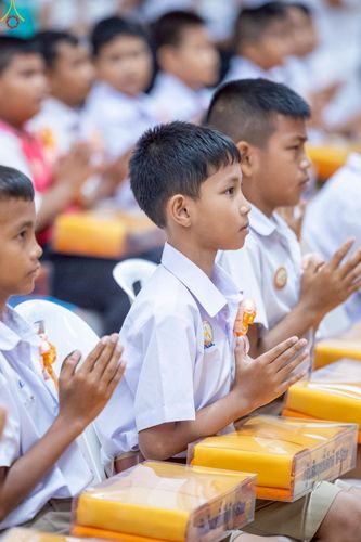 ภาพ No.246046:วันเสาร์ที่ 13 กันยายน พ.ศ. 2568 พิธีมอบผ้าไตรประธานกฐินสัมฤทธิ์เด็กดี V-Star ณ สภาธรรมกายสากล วัดพระธรรมกาย