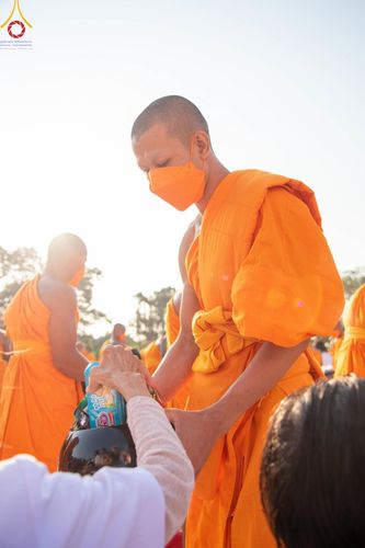 ภาพ No.112830:พิธีตักบาตรพระธรรมยาตราฯ ณ วัดสองพี่น้อง จ.สุพรรณบุรี วันที่ 15 มกราคม พ.ศ. 2567