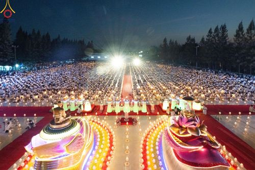 ภาพ No.192765:พิธีจุดประทีปถวายเป็นพุทธบูชา และบูชาธรรมมหาปูชนียาจารย์ ณ อนุสรณ์สถานคลองบางนางแท่น อ.สามพราน จ.นครปฐม ในโครงการธรรมยาตรา กตัญญูบูชา มหาปูชนียาจารย์ พระมงคลเทพมุนี(สด จนฺทสโร) พระผู้ปราบมาร อนุสรณ์สถาน 7 แห่ง ปีที่ 13 วันที่ 10 มกราคม พ.ศ. 2568