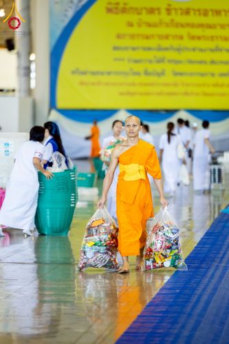 ภาพ No.223470:วันวิสาขบูชา วันอาทิตย์ที่ 11 พฤษภาคม พ.ศ. 2568 พิธีตักบาตร และปฎิบัติธรรม ณ สภาธรรมกายสากล วัดพระธรรมกาย