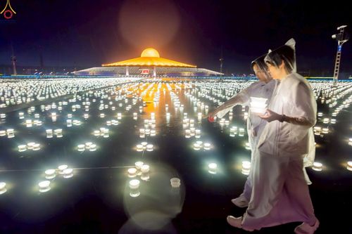 ภาพ No.244338:วันที่ 7 กันยายน พ.ศ. 2568 พิธีจุดประทีป วันครูผู้ค้นพบวิชชาธรรมกาย ณ ลานธรรมฯ และวิหารคด วัดพระธรรมกาย