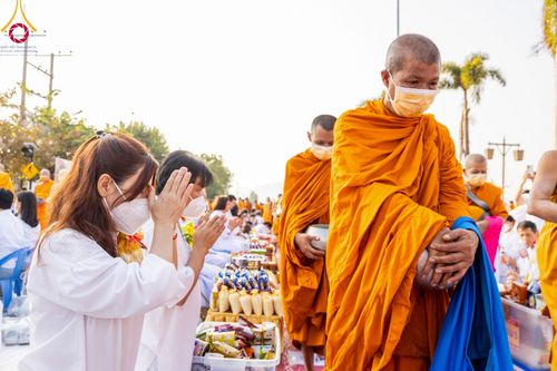 ภาพ No.101948:ตักบาตรพระ 10,000 รูป เติมบุญให้แผ่นดิน เนื่องในโอกาส 192 ปี จังหวัดกาญจนบุรี หนึ่งในโครงการตักบาตรพระ 2,000,000 รูป  77 จังหวัดทุกวัดทั่วไทย วันจันทร์ที่ 11 ธันวาคม พ.ศ. 2566 บริเวณถนนสองแคว (SKY WALK) เมืองกาญจนบุรี