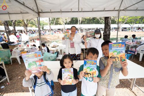 ภาพ No.193994:วัดพระธรรมกาย จัดงานวันเด็กแห่งชาติ ประจำปี พ.ศ.2568 ออกร้านอาหาร 200 ร้าน มอบของขวัญหลายหมื่นชิ้น วันที่ 12 มกราคม พ.ศ. 2568 วัดพระธรรมกาย อ.คลองหลวง จ.ปทุมธานี