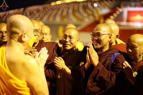 ภาพ No.77323:พิธีจุดมาฆประทีป ในวันมาฆบูชา อาทิตย์ต้นเดือนที่ 6 มีนาคม พ.ศ. 2566 ณ วัดพระธรรมกาย อ.คลองหลวง จ.ปทุมธานี