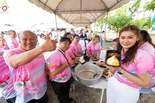 ภาพ No.150930:พิธีเจริญพระพุทธมนต์ และทำบุญตักบาตรแด่คณะสงฆ์ จำนวน 121 รูป เนื่องในโอกาสฉลองครบรอบ 120 ปี อำเภอคลองหลวง จังหวัดปทุมธานี เพื่อถวายเป็นพุทธบูชา ช่วยเหลือผู้ประสบความเดือดร้อนจากอุทกภัย และคณะสงฆ์ 323 วัด 4 จังหวัดชายแดนภาคใต้ วันเสาร์ที่ 31 สิงหาคม พ.ศ. 