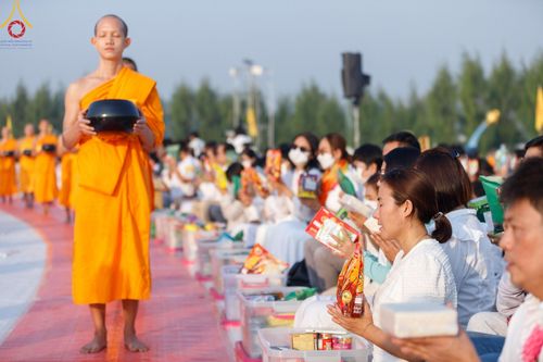 ภาพ No.201156:พิธีตักบาตรพระธรรมยาตรา ณ อนุสรณ์สถานลำดับที่ 5 สถานที่เผยแผ่วิชชาธรรมกายครั้งแรก อนุสรณ์สถานบางปลา วัดบางปลา อำเภอบางเลน จังหวัดนครปฐม ในโครงการธรรมยาตรา กตัญญูบูชา มหาปูชนียาจารย์ พระมงคลเทพมุนี(สด จนฺทสโร) พระผู้ปราบมาร อนุสรณ์สถาน 7 แห่ง ปีที่ 13